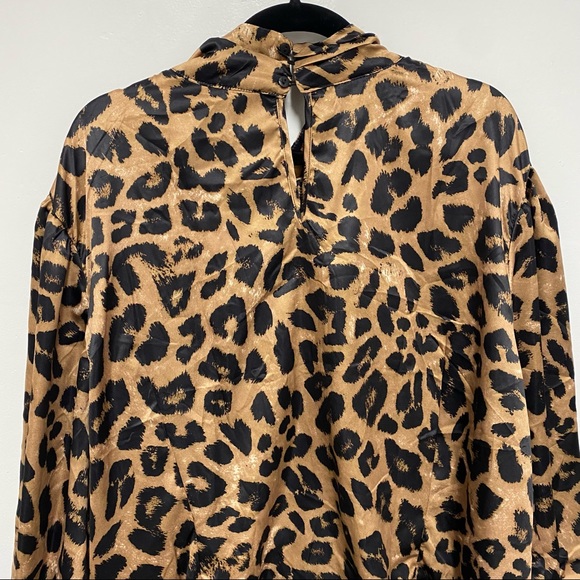 Plus size satin animal print blouse with keyhole size 30/32 - Picture 4 of 4